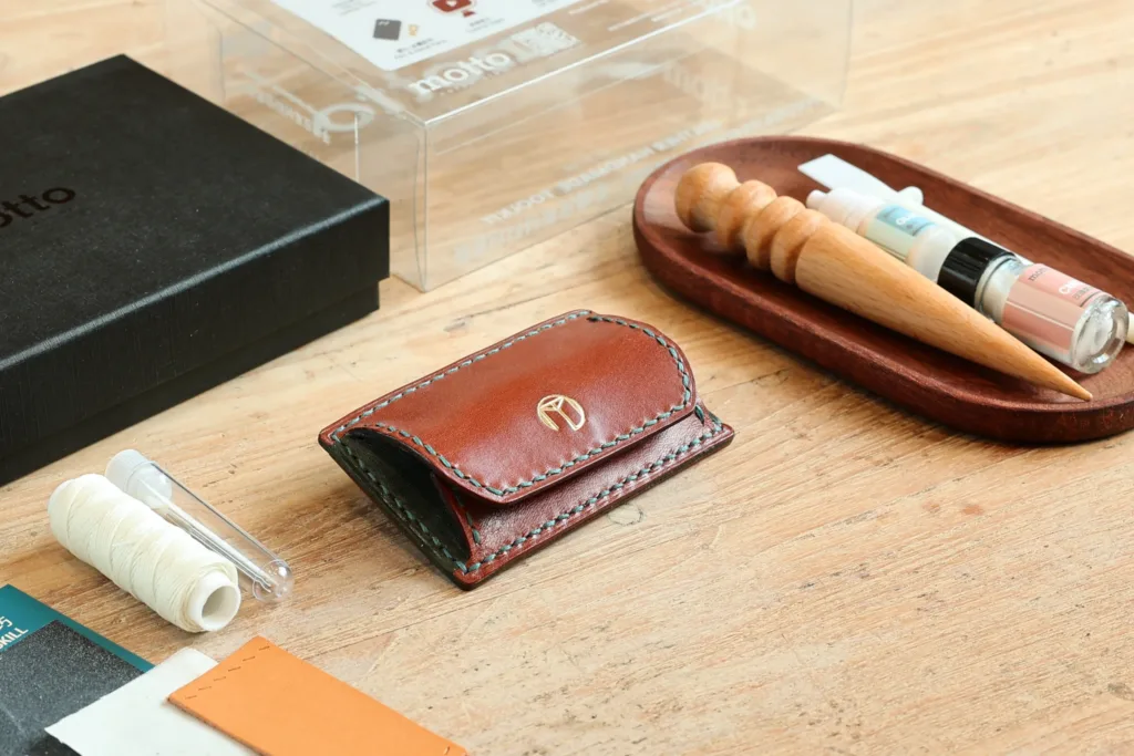 Clasp Coins & Card Holder - toolkit