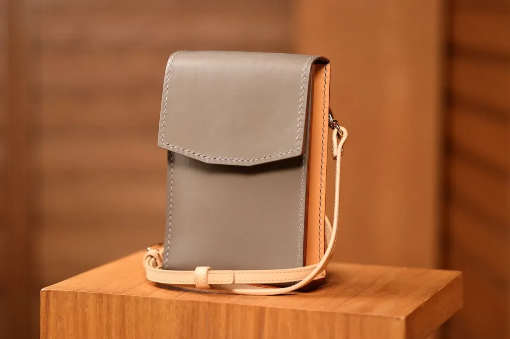 Bevel Crossbody 迷你袋 (直向) - finished-item