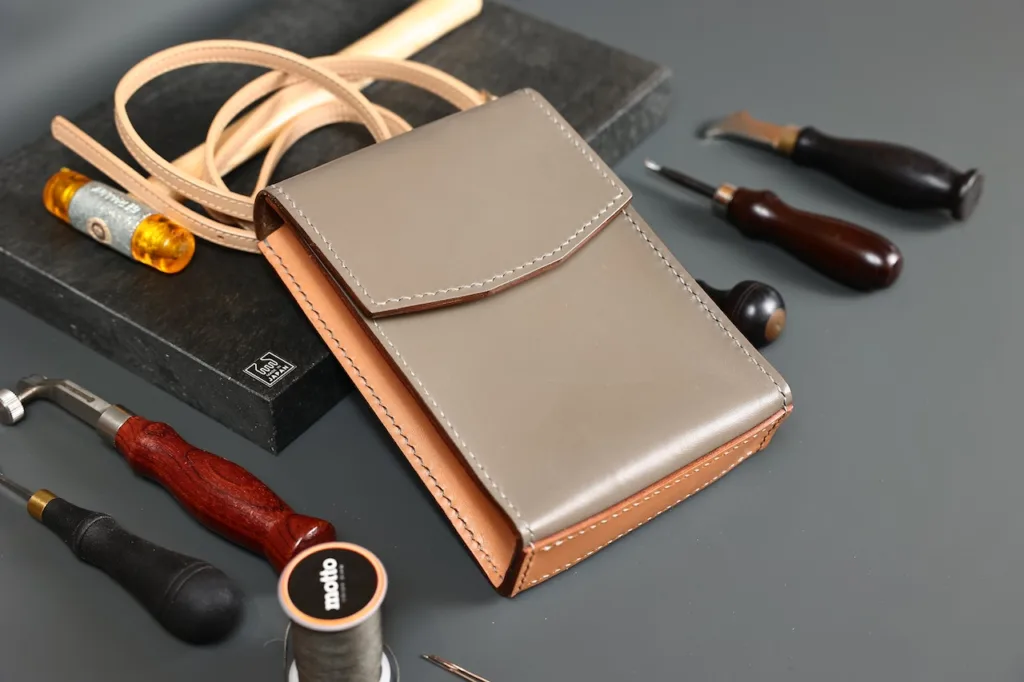 Bevel Crossbody 迷你袋 (直向) - workshop
