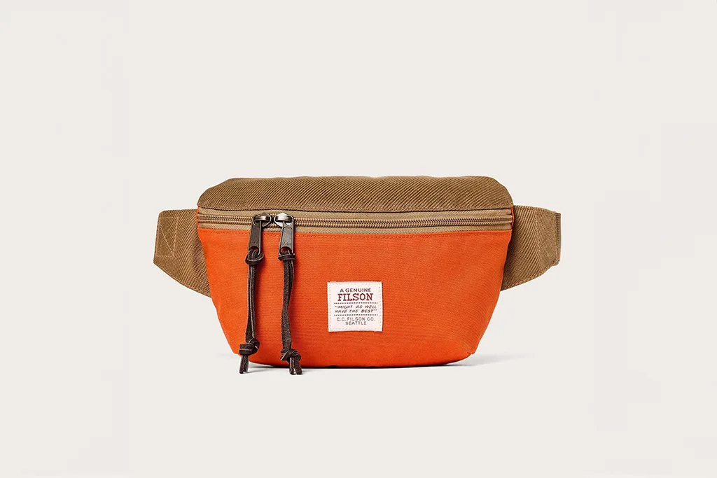 Filson - Surveyor Crossbody Pack - Dark Tan/Flame 斜背包（包 免費刻字迷彩行李牌）