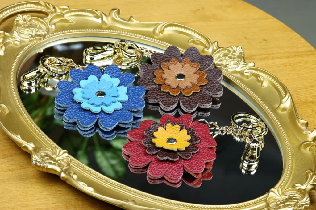 Grand Blossom 大花朵皮革疊層鎖匙扣