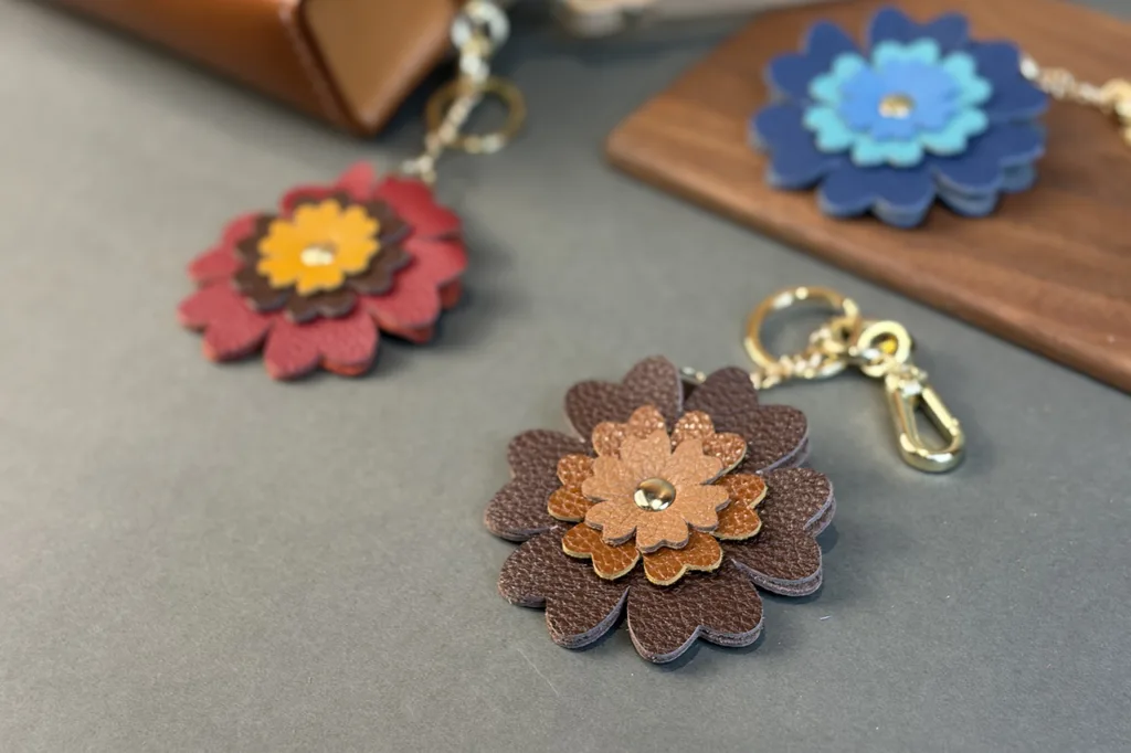 Grand Blossom 大花朵皮革疊層鎖匙扣